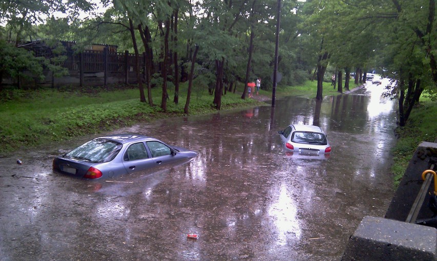 Tak wyglądała w 2011 roku zalana ul. Drewnowska, w stronę...