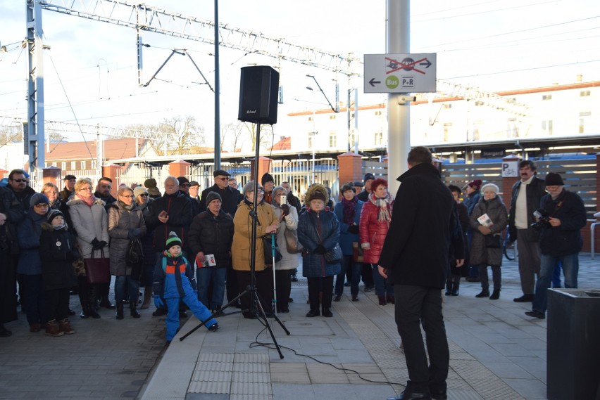 Odsłonięcie płyty pamiątkowej w hołdzie dla Sławomira Pajora w Zintegrowanym Centrum Przesiadkowym [ZDJĘCIA]