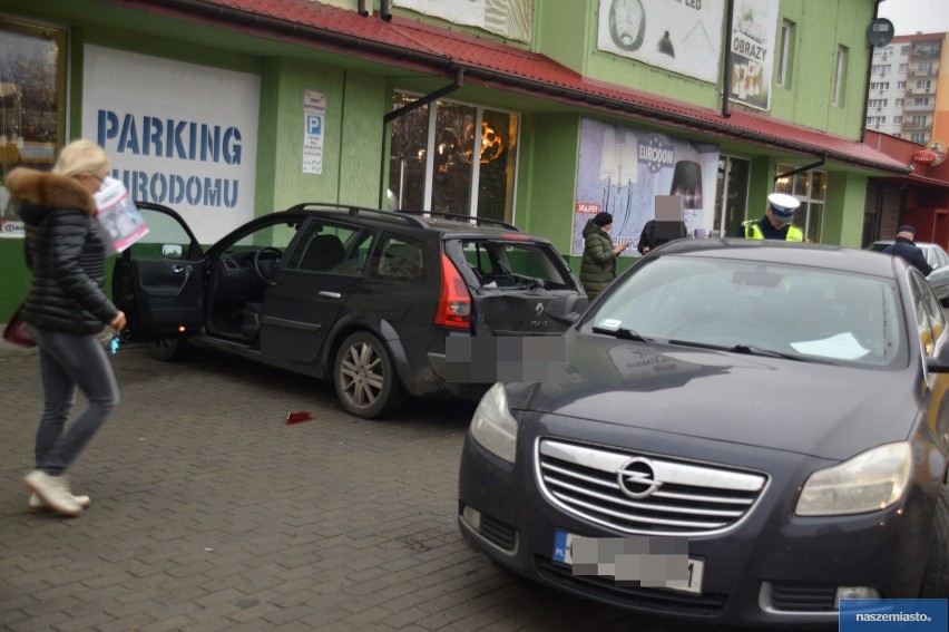 Wypadek z udziałem nieoznakowanego radiowozu we Włocławku. Policjantka dostała mandat [zdjęcia]