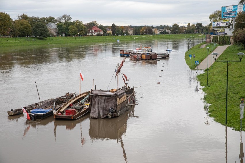 Kraków. Pogotowie przeciwpowodziowe pod Wawelem. Co to oznacza? [ZDJĘCIA]