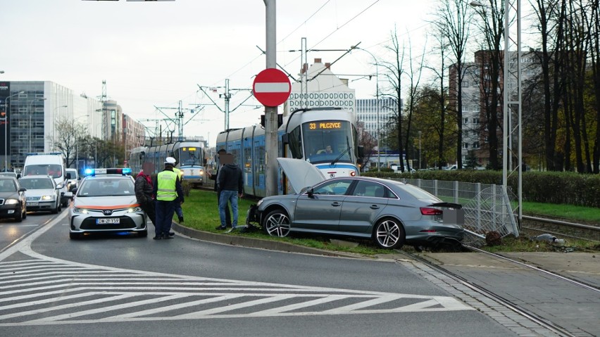 Samochód uderzył w słup na Legnickiej i zablokował torowisko
