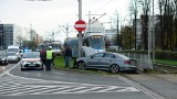 Samochód uderzył w słup na Legnickiej i zablokował torowisko