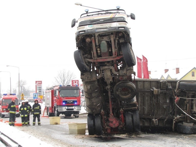 Widowiskowy wypadek na "siódemce". Aby wydostać kierowcę, trzeba było drabiny! (zdjęcia)