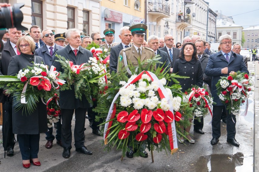 W Nowym Sączu odsłonięto tablicę upamiętniającą Prezydenta Lecha Kaczyńskiego