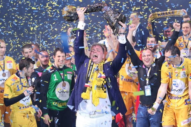 Prezes klubu Bertus Servaas z pucharem za zwycięstwo w Lidze Mistrzów.