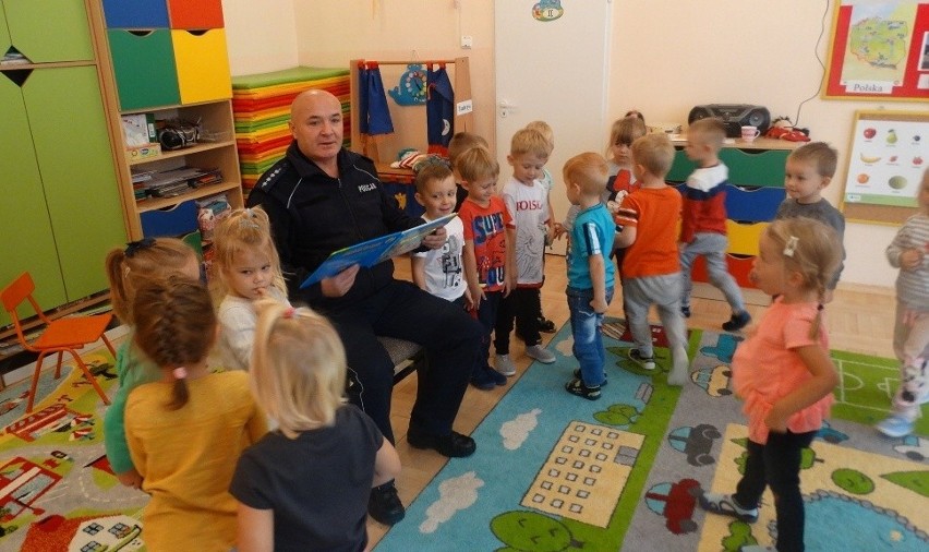 Dzieci w przedszkolu w Przysusze spotkały się z policjantem.