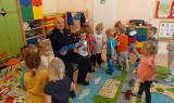 Spotkanie dzieci z policjantem w przysuskim przedszkolu. Dzielnicowy czytał dzieciom książeczki 