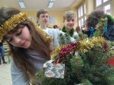 Uczniowie z Wrocławia przygotowują choinki z dobrymi życzeniami [ZDJĘCIA]