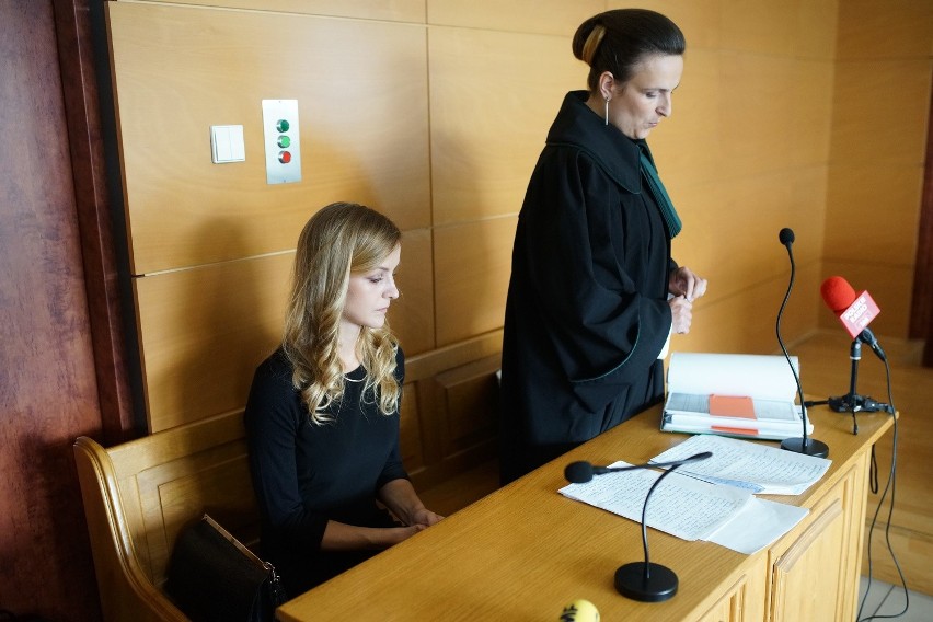 20-letnia Kinga Jasiewicz na sali rozpraw krakowskiego sądu