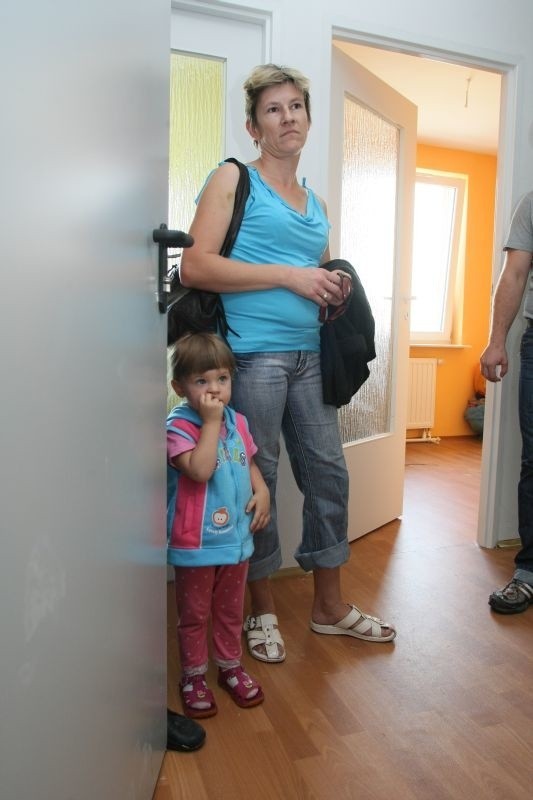 Małgorzata Brona z rodziną wprowadziła się do mieszkania bez prądu, bo w dotychczasowym domu dłużej nie mogła zostać.