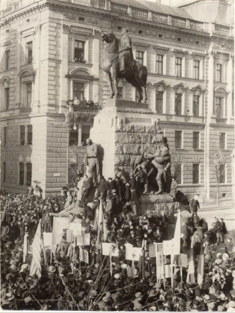 Manifestacja pod Pomnikiem Grunwaldzkim dnia 31.10.1918,...