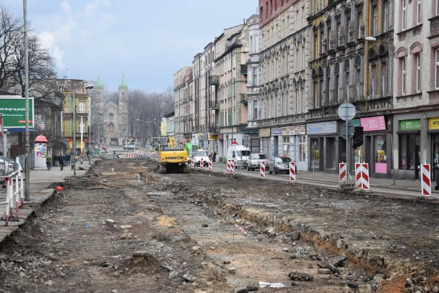 W Chorzowie trwa przebudowa ulicy 3 Maja. Zobacz kolejne zdjęcia. Przesuwaj zdjęcia w prawo - naciśnij strzałkę lub przycisk NASTĘPNE