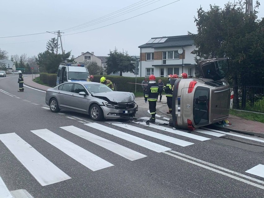 Wypadek na drodze krajowej numer 73 w Piotrkowicach. Kierująca wymusiła pierwszeństwo? [ZDJĘCIA]