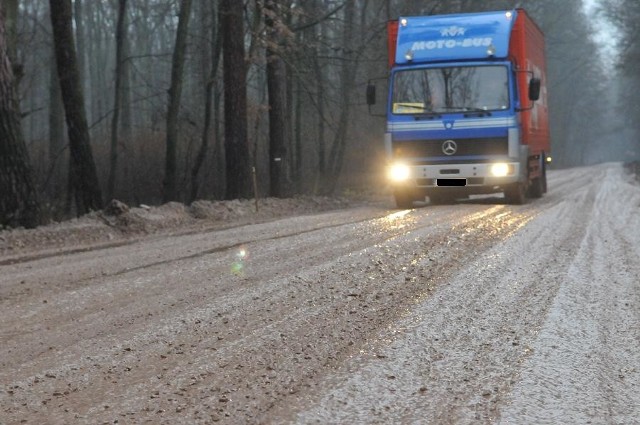 Ten odcinek powiatowej trasy przypomina czerwonawe bagnisko. Do tego koleiny, które "wyrzucają&#8221; mniejsze samochody osobowe. Co będzie jak przyjdzie zapowiadany mróz?