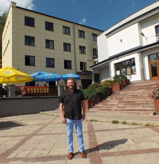 Elewację Starachowickiego Centrum Kultury otynkowano w harmonijnym zestawie barw. Schody będą częściowo wyremontowane - mówi Tomasz Kordeusz.