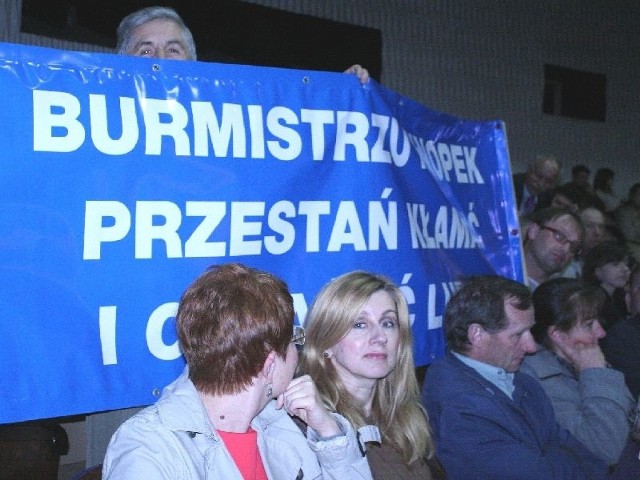 Taki niebieski banner pojawił się na niedzielnej sesji w Kazimierzy Wielkiej. Widać było za nim eksburmistrza Adama Bodziocha, obecnie radnego powiatowego.