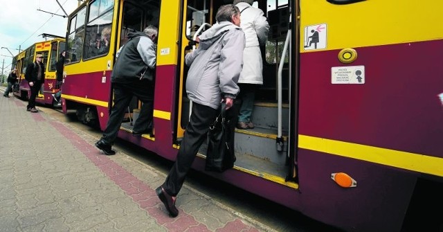 Nie tak łatwo pokonać strome schody...