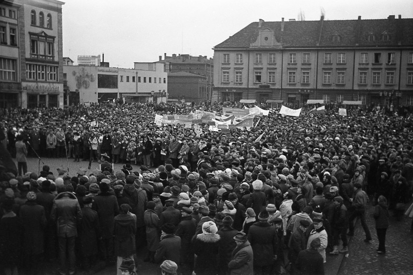 Tłumy protestujących na Starym Rynku w Bydgoszczy.