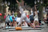 Ćwiczyli jogę na ul. Nowobramskiej w Słupsku (zdjęcia, wideo)