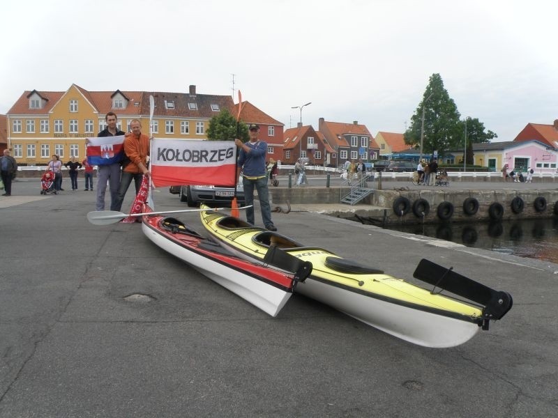 Na kutrze nieźle bujało, ale teraz jest dobrze - płyną kajakami