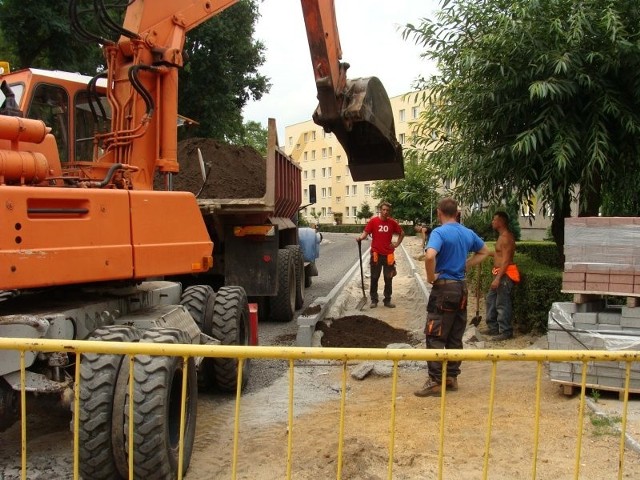 Mieszkańcy osiedla podkreślają, że nowy chodnik będzie bardzo wąski. Ludzie z trudem będą się na nim wymijać.