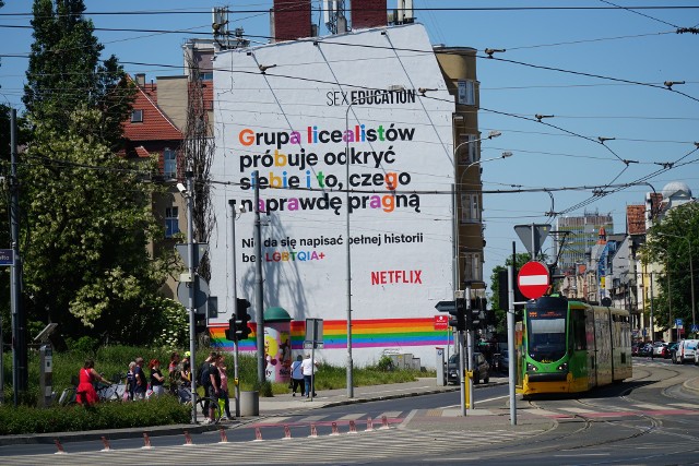 Nowy mural przy ul. Dąbrowskiego przedstawia tęczową flagę oraz kolorowy opis fabuły serialu. Poniżej znalazł się napis "Nie da się napisać pełnej historii bez LGBTQIA+".