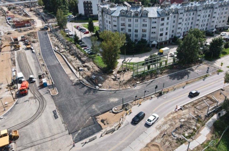 Trwa asfaltowanie dróg w ramach budowy Trasy Łagiewnickiej.