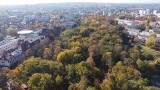 Park Tysiąclecia w jesiennej odsłonie. Z góry prezentuje się równie zjawiskowo, czarując kalejdoskopem barw