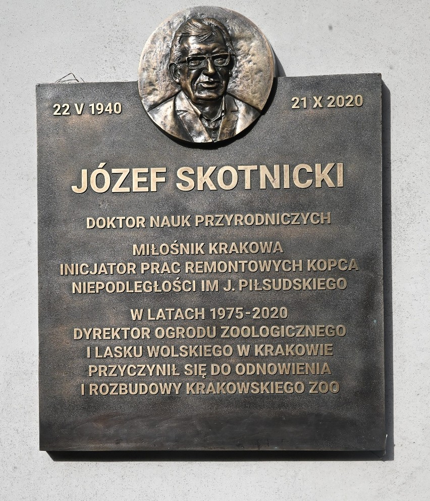 W krakowskim Ogrodzie Zoologicznym upamiętniono jego długoletniego dyrektora Józefa Skotnickiego