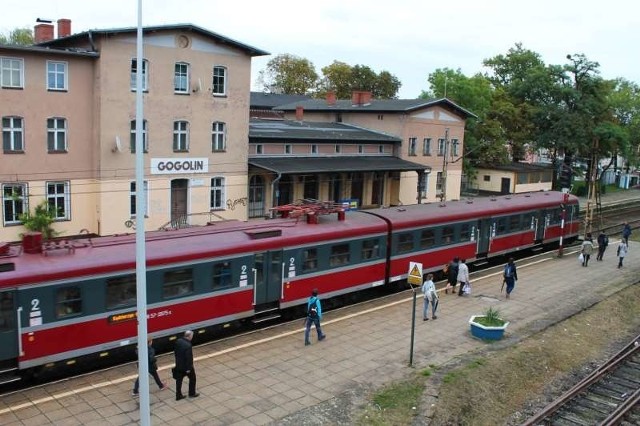 W zrujnowanym budynku dworca ma w przyszłości powstać centrum przesiadkowe, także dla mieszkańców Krapkowic.