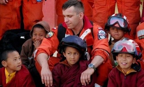 Łukasz Spurtacz poznaniak, który uczestniczył w akcji ratowniczej po trzęsieniu ziemi w Nepalu z małymi mieszkańcami Katmandu