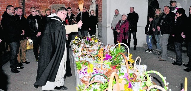 Wielu mieszkańców Sandomierza i okolic święciło pokarmy w kościele ojców dominikanów. 