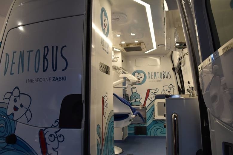 Dentobus to bus z gabinetem stomatologicznym oraz lekarzem i...