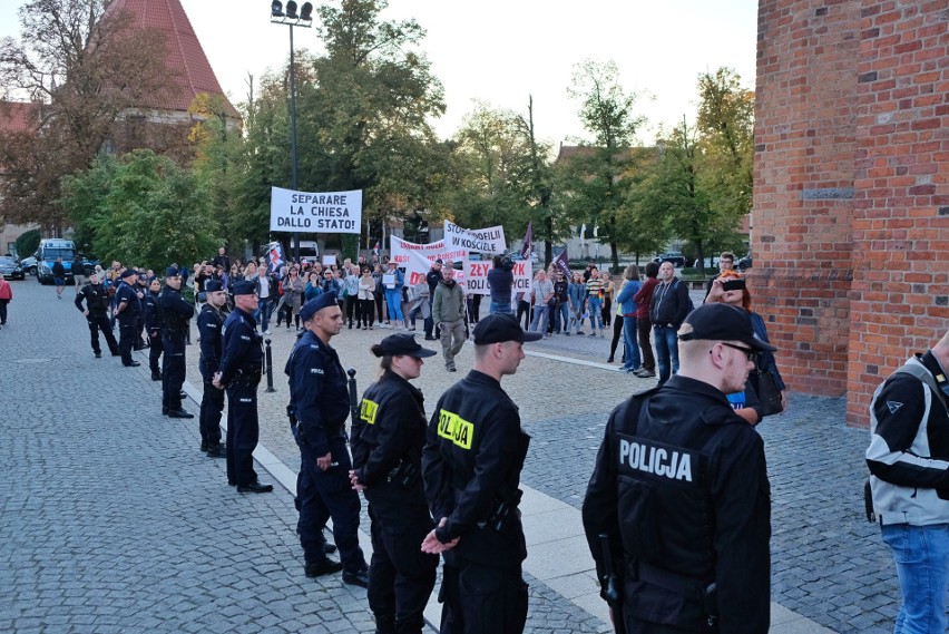 Protestujący skandowali hasła "Polska laicka, nie...