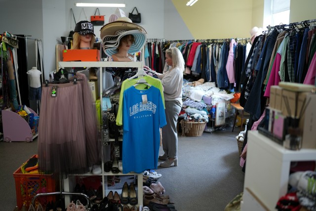Najwięcej klientów w sklepach z używaną odzieżą jest w dniach dostawy, gdy ceny są najwyższe