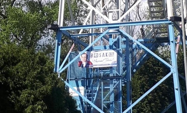 Na wieży w Parku Kościuszki zawisł baner kandydata na prezydenta RP Krzysztofa Bosaka. Szybko jednak został z niej ściągnięty