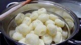 Kluski śląskie, najlepszy przepis na tani i smaczny obiad z ziemniaków. Te kluski zrobisz w 30 minut