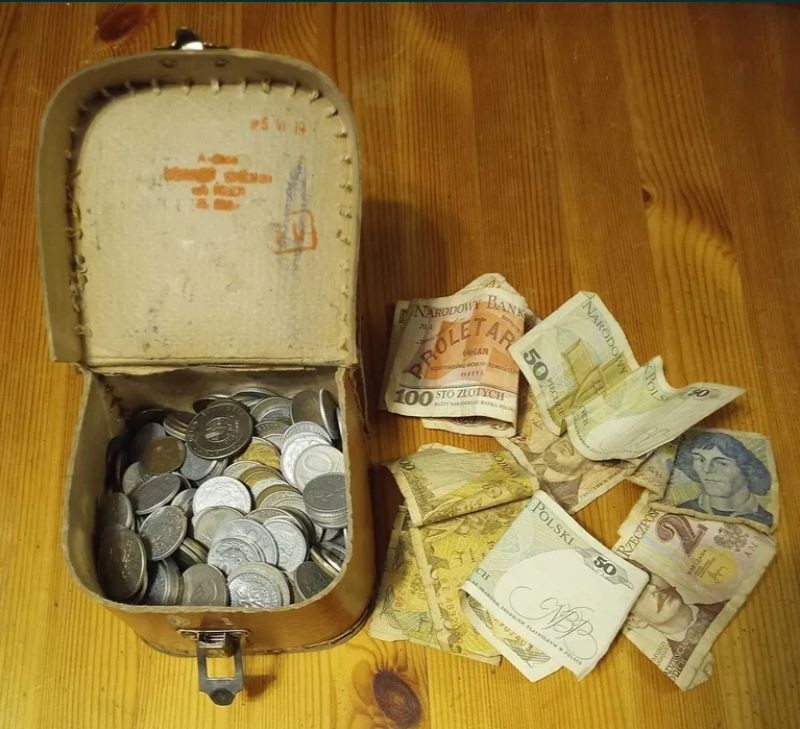 Stary skórzany kuferek z monetami i banknotami – vintage,...