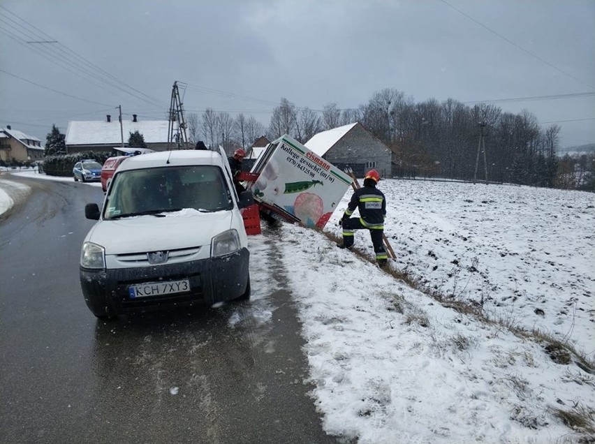 Kolizja drogowa w Wieprzu - transporter w rowie