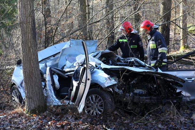 Wypadek na drodze Raków - Moszczenica (droga nr 716). Samochód uderzył w drzewo. Droga zablokowana