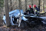 Wypadek na drodze Raków - Moszczenica (droga nr 716). Samochód uderzył w drzewo. Droga zablokowana [ZDJĘCIA]