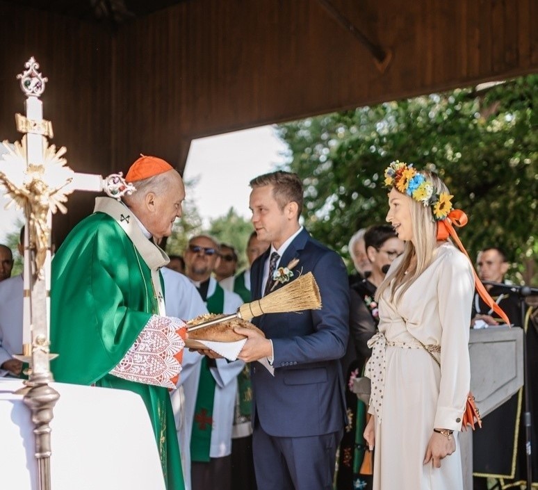 Uroczystą mszę świętą celebrował kardynał Kazimierz Nycz,...