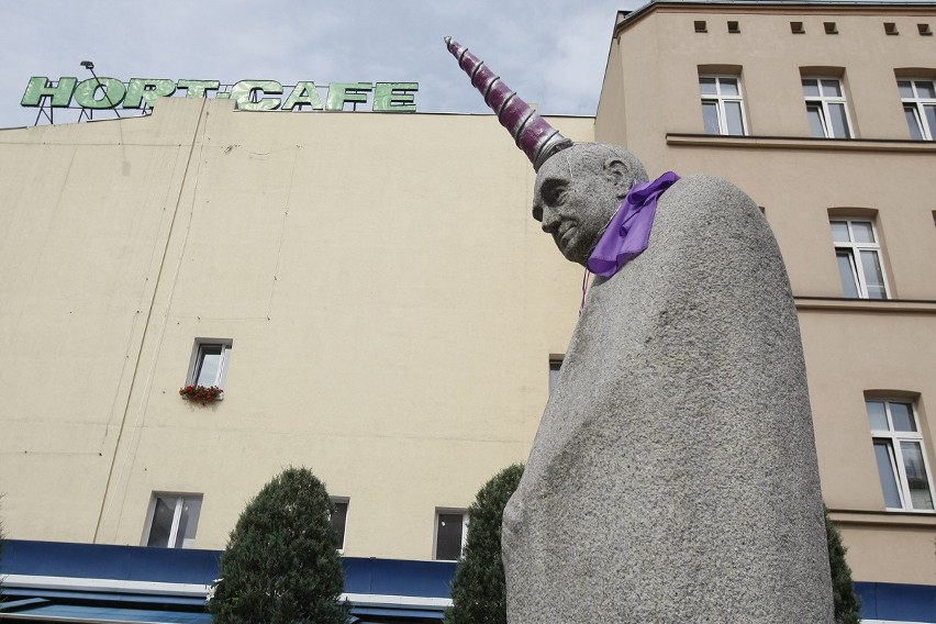 Kolejny pomnik z rogiem. Leon Schiller przebrany za jednorożca [FOTO]