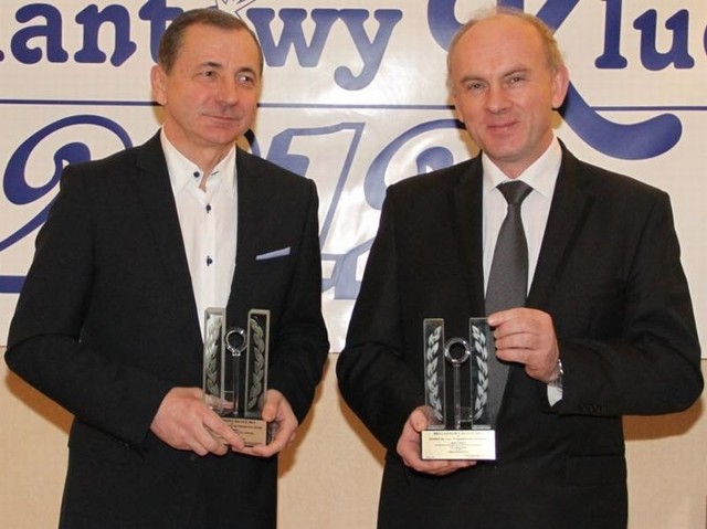 Ryszard Podkulski, prezes Star Europa Holding z Rzeszowa ( z lewej) i Zbigniew Serwański, prezes Przedsiębiorstwa Budowlanego RESBEX z Przeworska po otrzymaniu