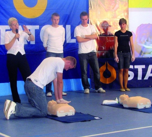 Uczniowie pod czujnym okiem nauczycielki Stanisławy Zagłoby uczyli się m.in. jak zrobić masaż serca