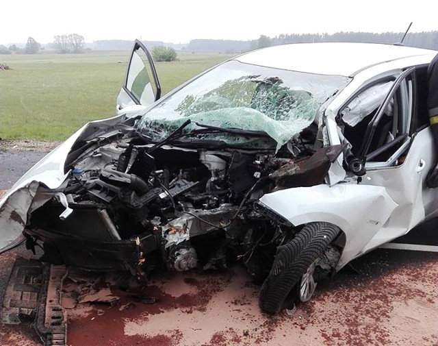 Pasażerka tego auta ze złamanym obojczykiem została przewieziona do szpitala