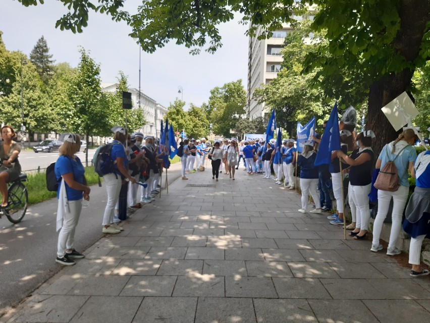 Protest pielęgniarek i położnych pod Sejmem 15 czerwca 2021...