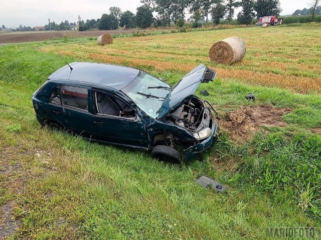 Wypadek w Jełowej. Zderzenie skody z busem renault. Dwie osoby ranne