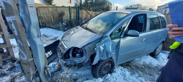 75-letni kierowca opla trafił do szpitala w wyniku wypadku, do  którego doszło w poniedziałek (6 stycznia) na ul. Mazurskiej na Górnej. Auto, którym kierował, wpadło w poślizg, uderzyło w latarnię i ogrodzenie. ZOBACZ ZDJĘCIA