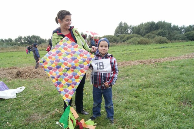 Szymek z mamą Małgorzatą Ścibior i latawcem rodzinnie wykonanym.